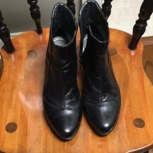 Beautiful retro vibe leather booties